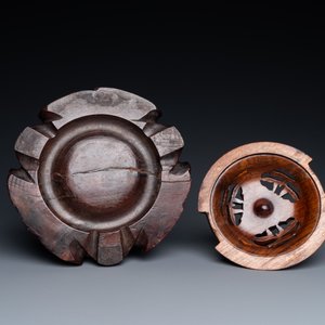 Un grand brûle-parfum en porcelaine blanc de Chine sur socle et avec un couvercle en bois à prise en jade, 18/19ème — photo 9