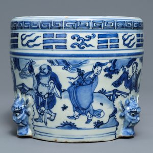 Un grand brûle-parfum en porcelaine de Chine bleu et blanc à décor d'immortels, Wanli — photo 2