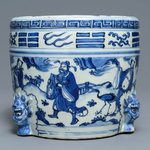 Un grand brûle-parfum en porcelaine de Chine bleu et blanc à décor d'immortels, Wanli — photo 4
