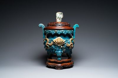 Un grand brûle-parfum en porcelaine de Chine de type fahua sur un socle en bois et un couvercle au fretel en quartz, Ming
