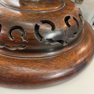 Un grand brûle-parfum en porcelaine de Chine de type fahua sur un socle en bois et un couvercle au fretel en quartz, Ming — photo 15