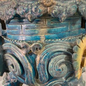 Un grand brûle-parfum en porcelaine de Chine de type fahua sur un socle en bois et un couvercle au fretel en quartz, Ming — photo 19