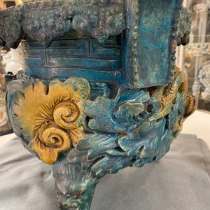 Un grand brûle-parfum en porcelaine de Chine de type fahua sur un socle en bois et un couvercle au fretel en quartz, Ming — photo 23
