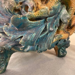 Un grand brûle-parfum en porcelaine de Chine de type fahua sur un socle en bois et un couvercle au fretel en quartz, Ming — photo 25