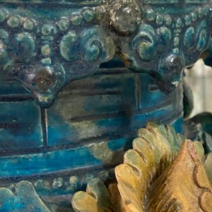 Un grand brûle-parfum en porcelaine de Chine de type fahua sur un socle en bois et un couvercle au fretel en quartz, Ming — photo 28