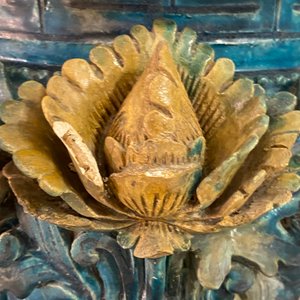 Un grand brûle-parfum en porcelaine de Chine de type fahua sur un socle en bois et un couvercle au fretel en quartz, Ming — photo 29