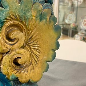 Un grand brûle-parfum en porcelaine de Chine de type fahua sur un socle en bois et un couvercle au fretel en quartz, Ming — photo 32