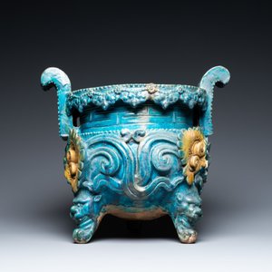 Un grand brûle-parfum en porcelaine de Chine de type fahua sur un socle en bois et un couvercle au fretel en quartz, Ming — photo 6