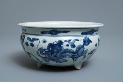 Un grand brûle-parfum en porcelaine de Chine en bleu et blanc, Ming