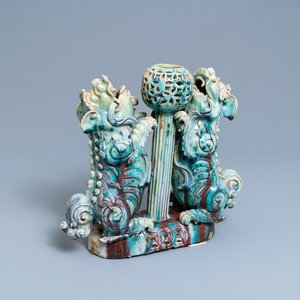 Un grand brûle-parfum figurant deux lions bouddhistes en grès porcelaineux à émail flambé dite 'de Shiwan', 18/19ème — photo 1