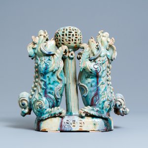 Un grand brûle-parfum figurant deux lions bouddhistes en grès porcelaineux à émail flambé dite 'de Shiwan', 18/19ème — photo 4