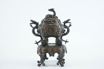 Un grand brûle-parfum sur socle en bronze, Japon, Meiji, 19ème