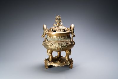 Un grand brûle-parfum tripod couvert sur socle en bronze à décor d'animaux marins et coquilles, Chine, Qing