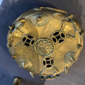 Un grand brûle-parfum tripod couvert sur socle en bronze à décor d'animaux marins et coquilles, Chine, Qing — photo 11