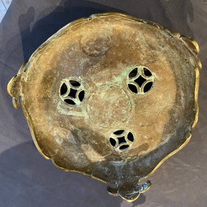 Un grand brûle-parfum tripod couvert sur socle en bronze à décor d'animaux marins et coquilles, Chine, Qing — photo 12