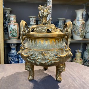 Un grand brûle-parfum tripod couvert sur socle en bronze à décor d'animaux marins et coquilles, Chine, Qing — photo 13