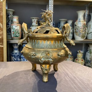 Un grand brûle-parfum tripod couvert sur socle en bronze à décor d'animaux marins et coquilles, Chine, Qing — photo 14