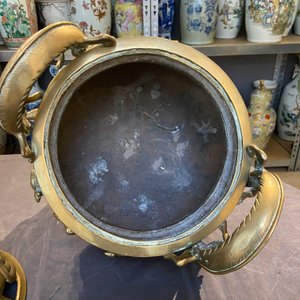 Un grand brûle-parfum tripod couvert sur socle en bronze à décor d'animaux marins et coquilles, Chine, Qing — photo 15