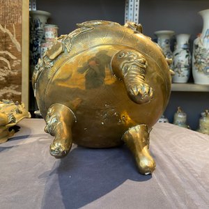 Un grand brûle-parfum tripod couvert sur socle en bronze à décor d'animaux marins et coquilles, Chine, Qing — photo 16