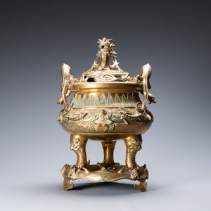 Un grand brûle-parfum tripod couvert sur socle en bronze à décor d'animaux marins et coquilles, Chine, Qing — photo 2