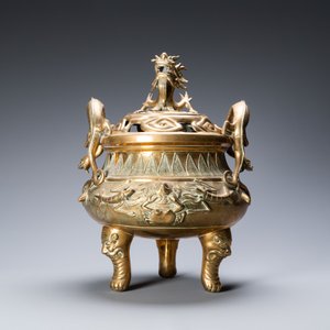 Un grand brûle-parfum tripod couvert sur socle en bronze à décor d'animaux marins et coquilles, Chine, Qing — photo 3
