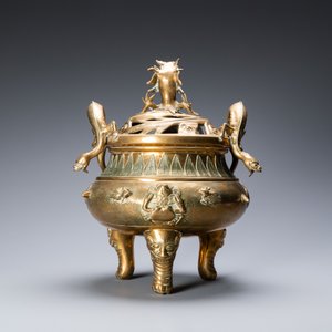 Un grand brûle-parfum tripod couvert sur socle en bronze à décor d'animaux marins et coquilles, Chine, Qing — photo 5