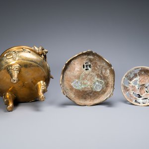 Un grand brûle-parfum tripod couvert sur socle en bronze à décor d'animaux marins et coquilles, Chine, Qing — photo 8