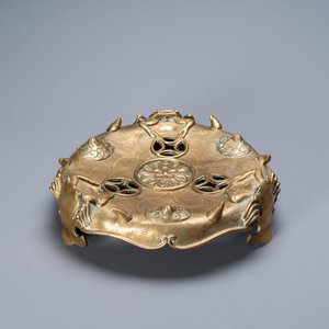 Un grand brûle-parfum tripod couvert sur socle en bronze à décor d'animaux marins et coquilles, Chine, Qing — photo 9