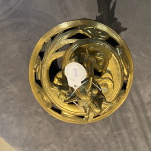 Un grand brûle-parfum tripod couvert sur socle en bronze à décor d'animaux marins et coquilles, Chine, Qing — photo 10
