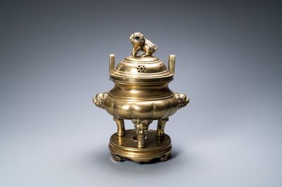 Un grand brûle-parfum tripod couvert sur socle en bronze, Chine, marque de Xuande, 19ème