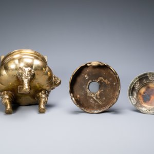 Un grand brûle-parfum tripod couvert sur socle en bronze, Chine, marque de Xuande, 19ème — photo 8