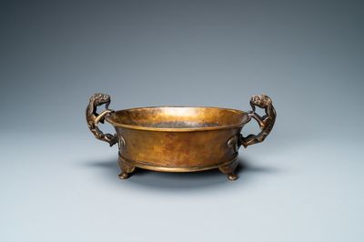 Un grand brûle-parfum tripod en bronze aux anses en forme de chilong, Chine, Ming
