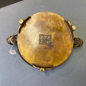 Un grand brûle-parfum tripod en bronze aux anses en forme de chilong, Chine, Ming — photo 15