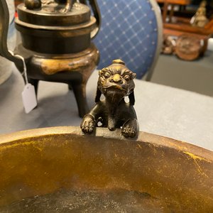 Un grand brûle-parfum tripod en bronze aux anses en forme de chilong, Chine, Ming — photo 17