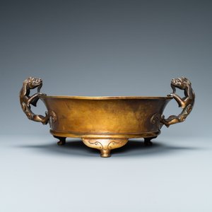 Un grand brûle-parfum tripod en bronze aux anses en forme de chilong, Chine, Ming — photo 5
