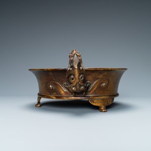 Un grand brûle-parfum tripod en bronze aux anses en forme de chilong, Chine, Ming — photo 6