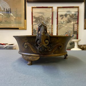 Un grand brûle-parfum tripod en bronze aux anses en forme de chilong, Chine, Ming — photo 10