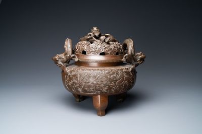 Un grand brûle-parfum tripod en bronze aux anses en forme de dragon, Chine, marque de Xuande, 18/19ème