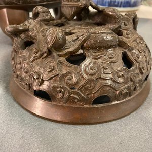 Un grand brûle-parfum tripod en bronze aux anses en forme de dragon, Chine, marque de Xuande, 18/19ème — photo 11