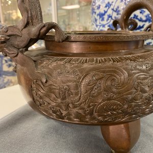 Un grand brûle-parfum tripod en bronze aux anses en forme de dragon, Chine, marque de Xuande, 18/19ème — photo 16