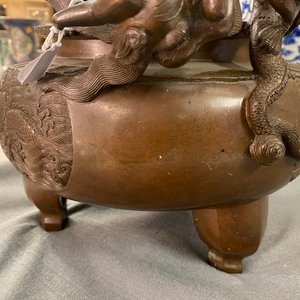 Un grand brûle-parfum tripod en bronze aux anses en forme de dragon, Chine, marque de Xuande, 18/19ème — photo 18