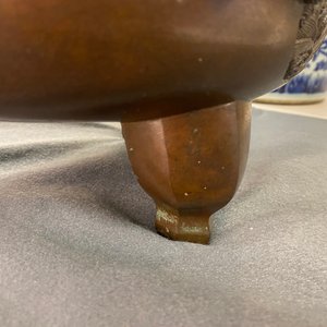 Un grand brûle-parfum tripod en bronze aux anses en forme de dragon, Chine, marque de Xuande, 18/19ème — photo 19
