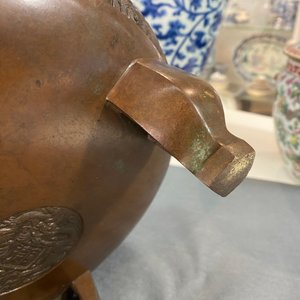 Un grand brûle-parfum tripod en bronze aux anses en forme de dragon, Chine, marque de Xuande, 18/19ème — photo 28