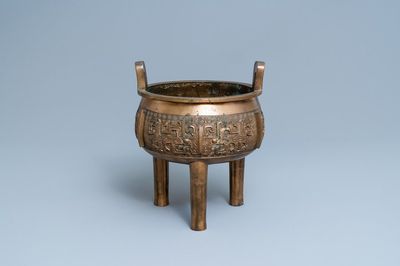 Un grand brûle-parfum tripod en bronze, Chine, 18/19ème