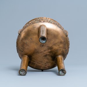 Un grand brûle-parfum tripod en bronze, Chine, 18/19ème — photo 7