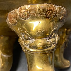 Un grand brûle-parfum tripod en bronze, Chine, 19/20ème — photo 21