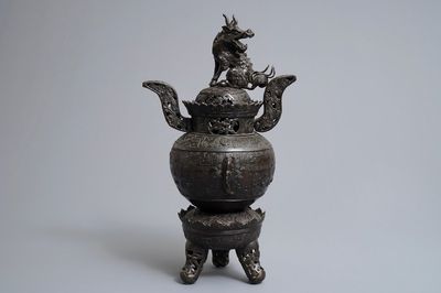 Un grand brûle-parfum tripod en bronze, Chine, 19/20ème