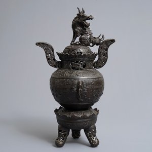 Un grand brûle-parfum tripod en bronze, Chine, 19/20ème — photo 1