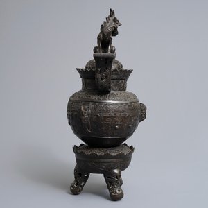 Un grand brûle-parfum tripod en bronze, Chine, 19/20ème — photo 2