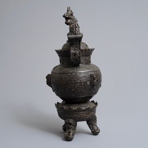 Un grand brûle-parfum tripod en bronze, Chine, 19/20ème — photo 4